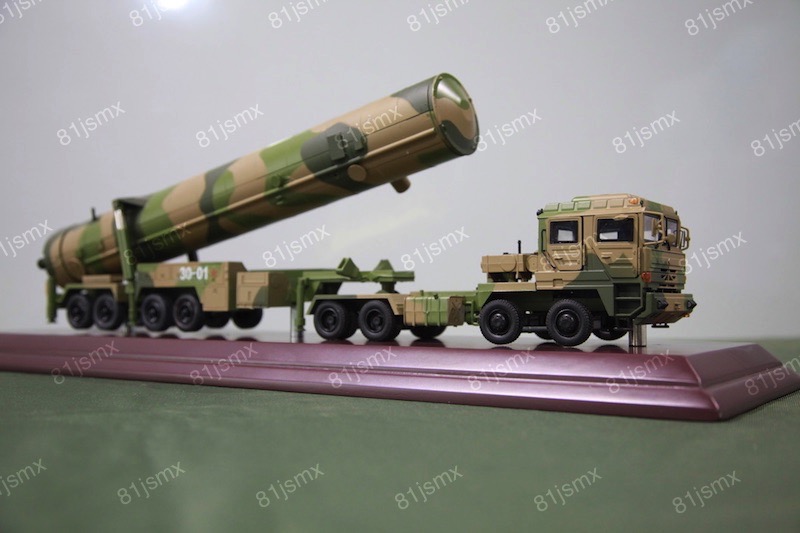 東風31導彈車模型右側(cè)45度
